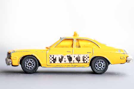 Titelbild für Blogartikel Online-Marketing 1, mit Matchbox-Taxi von der Seite